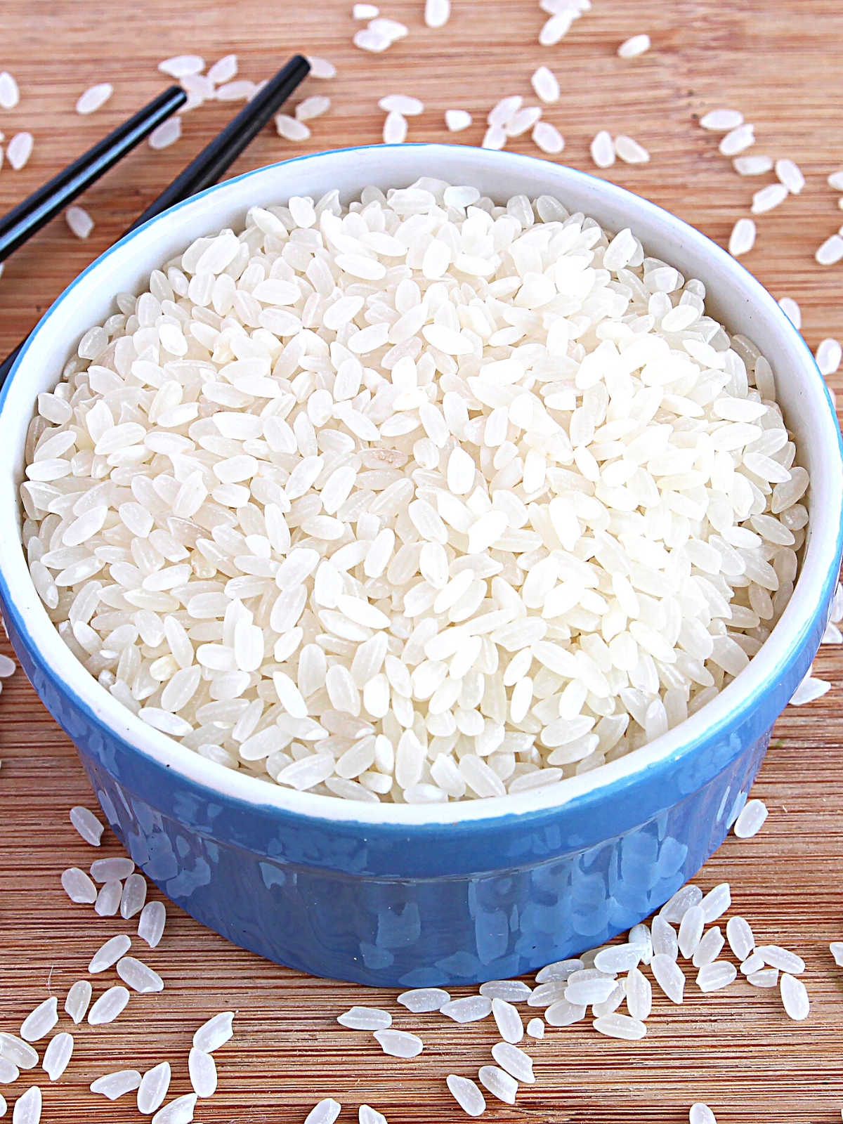 Organic Calrose (sushi) rice in a blue bowl.