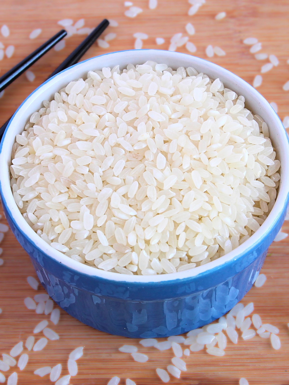 Calrose rice in blue bowl.