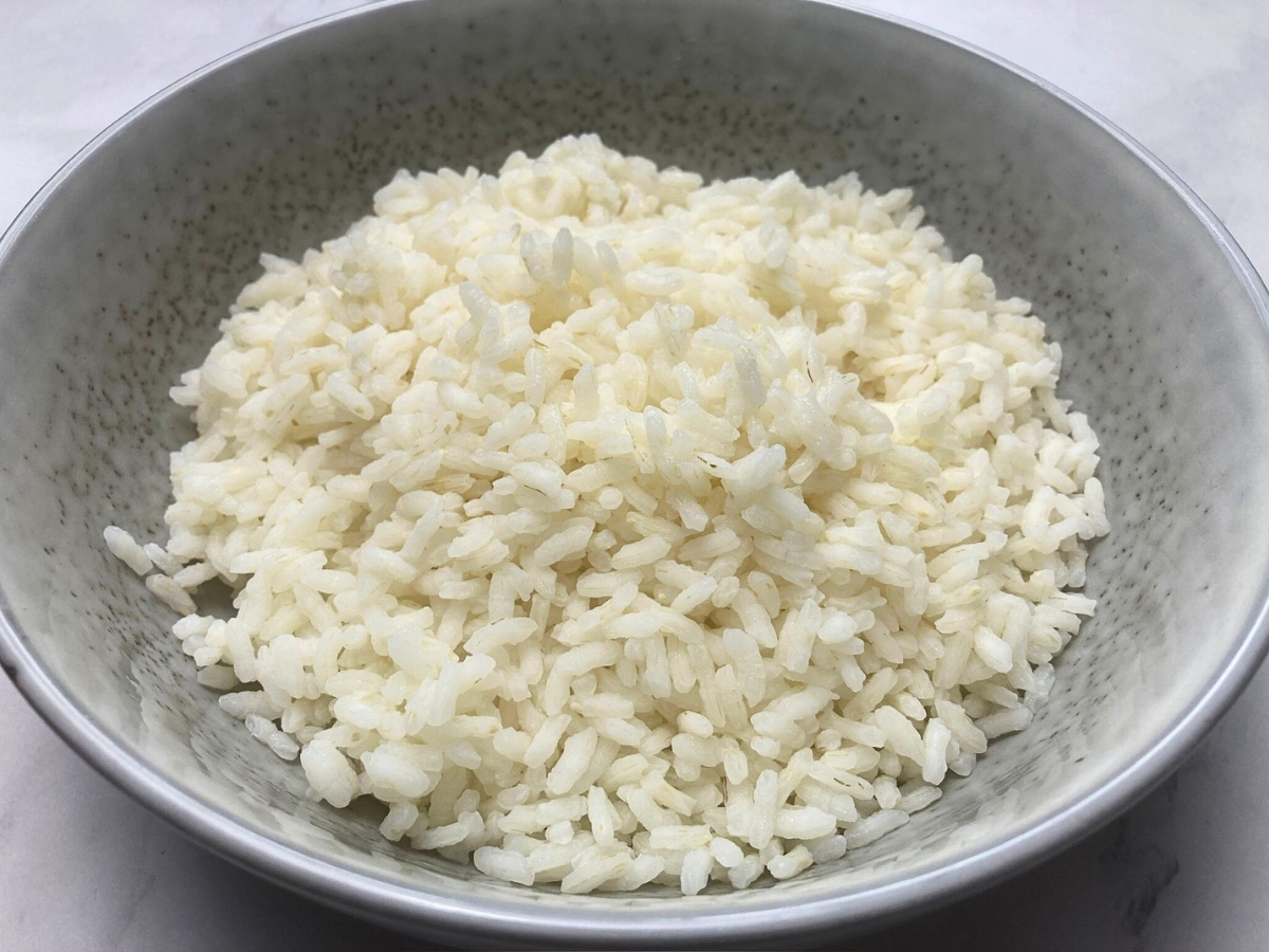 Grey bowl filled with boiled Carnaroli rice.